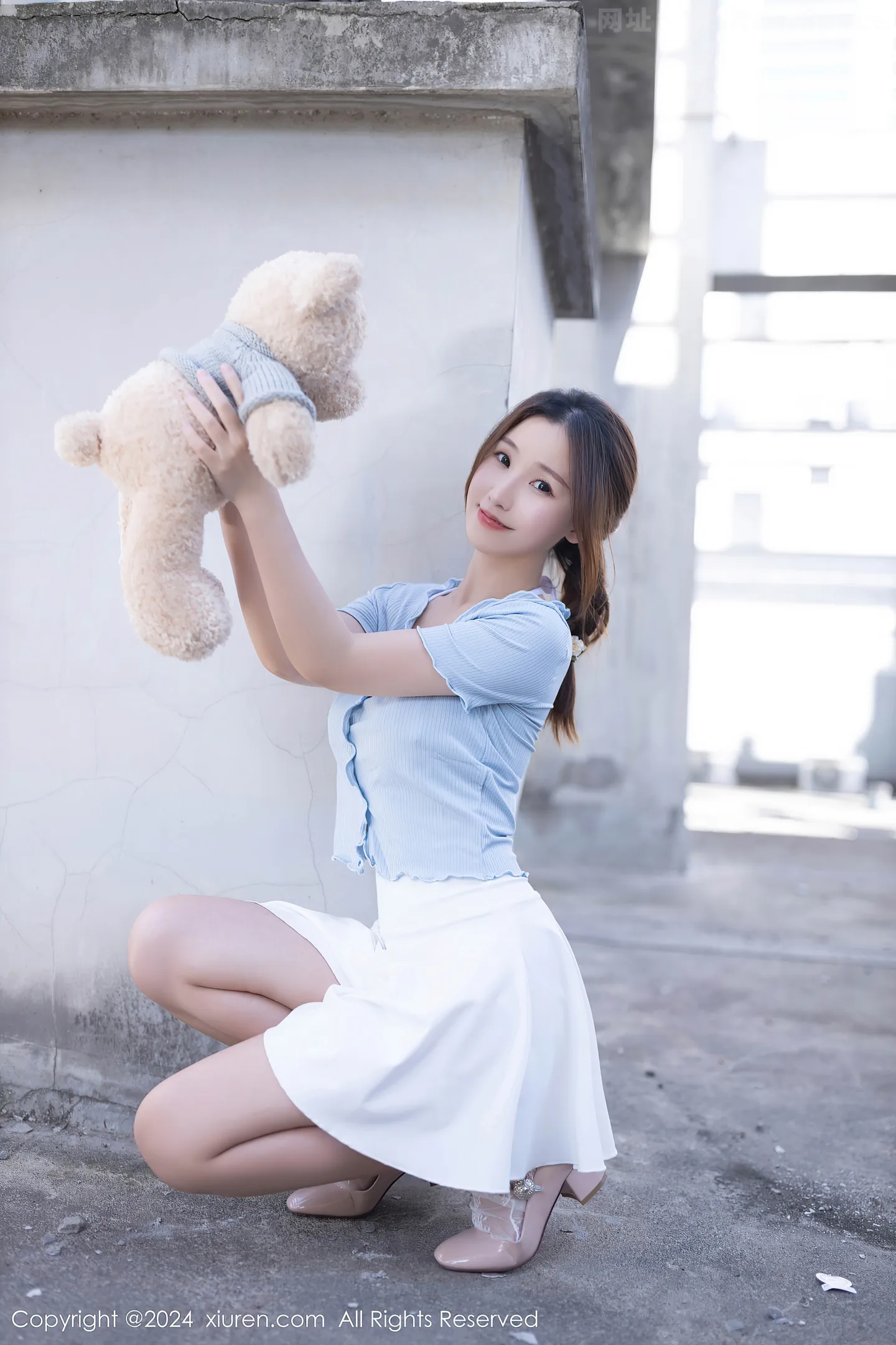 图片[5]-[XiuRen秀人网]VOL.8369 模特杏子Yada户外蓝色上衣配白短裙露性感白色内衣完美诱惑写真85P-秀人网官方网站